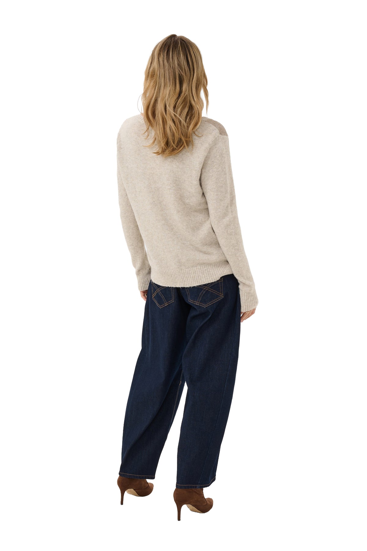 Vue de dos sur modèle du chandail tricot beige pâle uni, à manches longues et ourlet côtelé pour femme par Cream