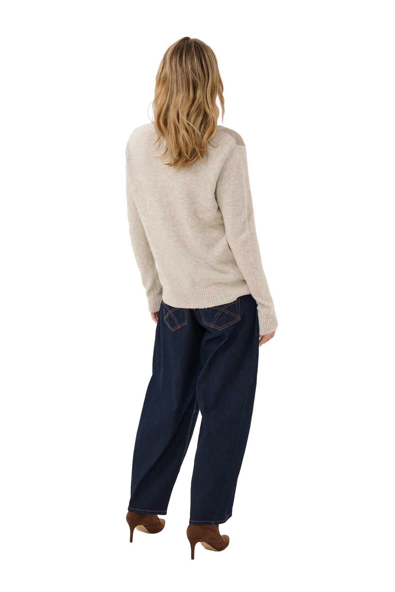 Vue de dos sur modèle du chandail tricot beige pâle uni, à manches longues et ourlet côtelé pour femme par Cream