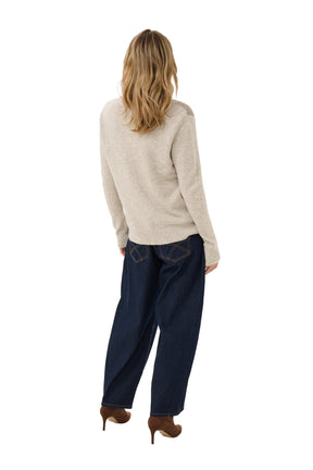 Vue de dos sur modèle du chandail tricot beige pâle uni, à manches longues et ourlet côtelé pour femme par Cream