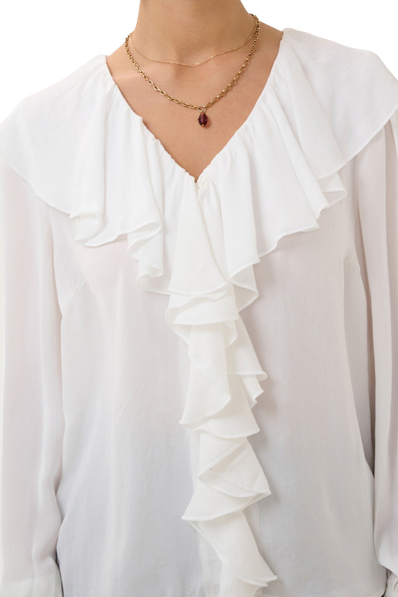 Blouse manches longues blanche avec encolure en V, volants et petit bouton pour femme par Cream, en gros plan