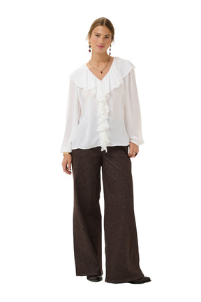Blouse manches longues blanche à volants sur mannequin, vue avant complète avec manches longues pour femme par Cream
