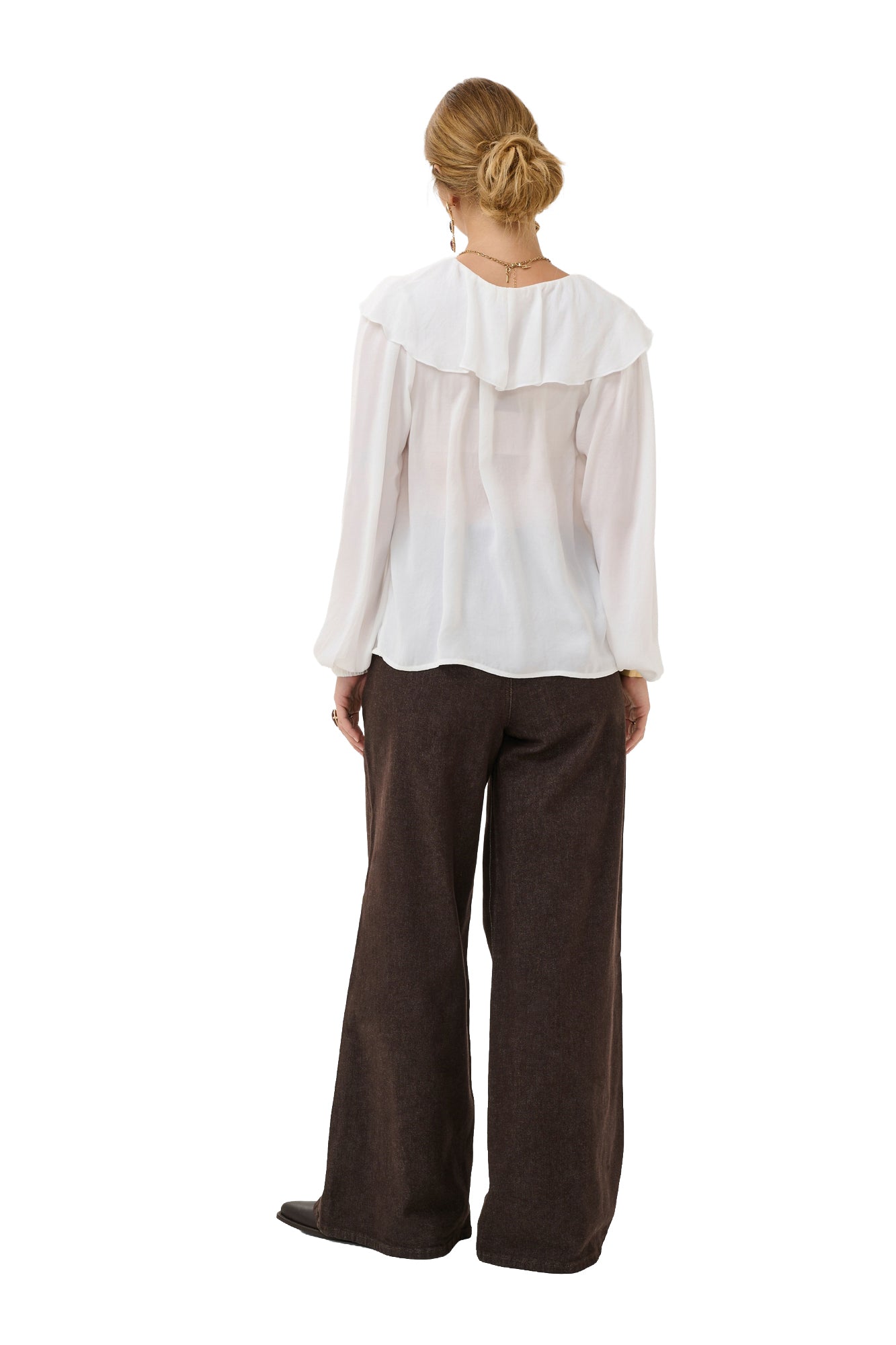 Blouse blanche à manches longues sur mannequin, dos avec large volant aux épaules pour femme par Cream
