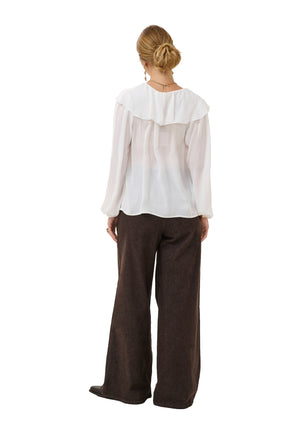 Blouse blanche à manches longues sur mannequin, dos avec large volant aux épaules pour femme par Cream