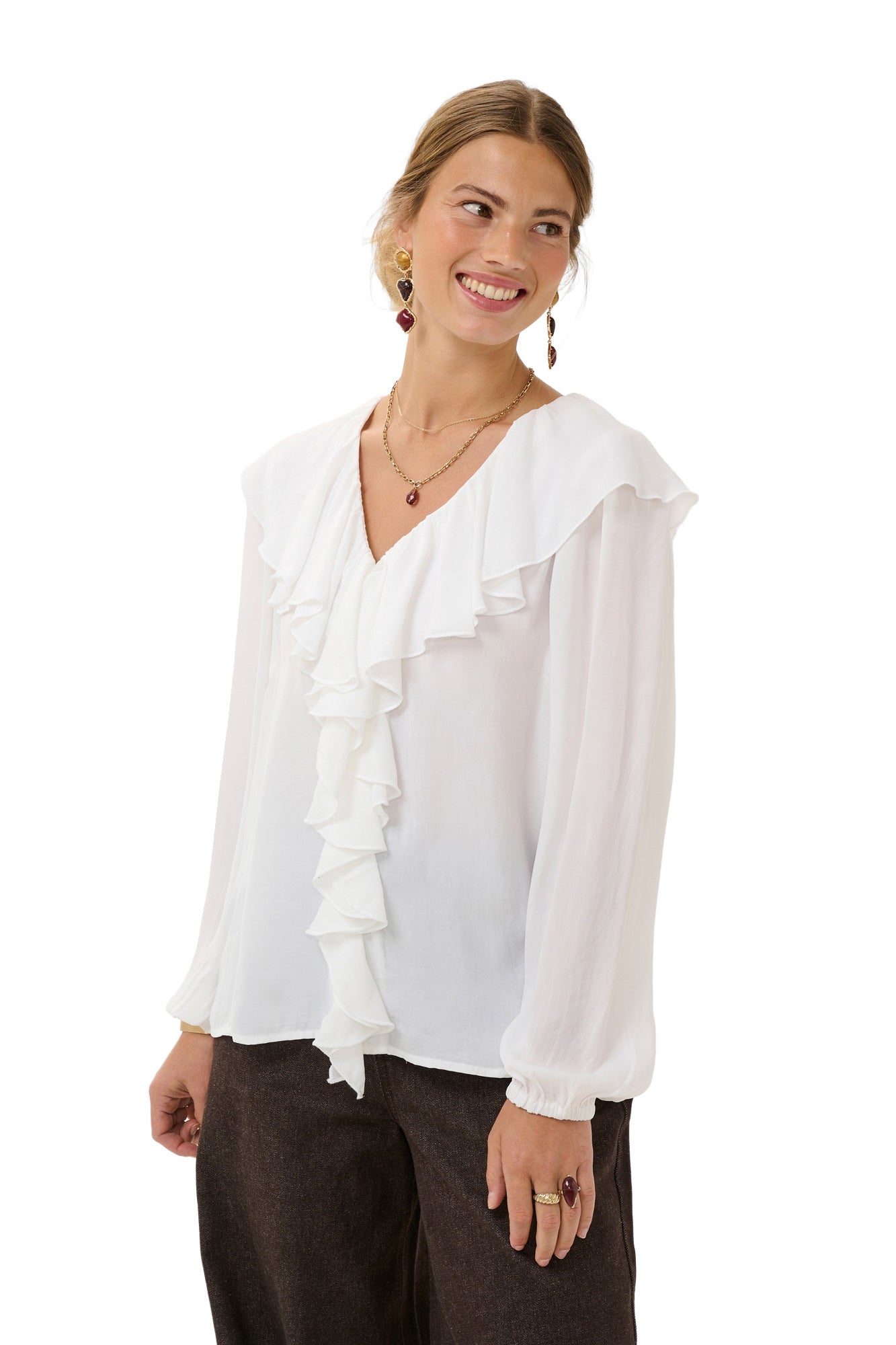 Blouse blanche à manches longues sur mannequin, vue avant avec encolure en V et volants pour femme par Cream