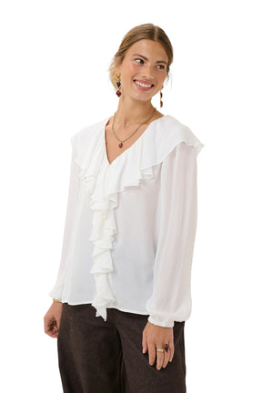 Blouse blanche à manches longues sur mannequin, vue avant avec encolure en V et volants pour femme par Cream