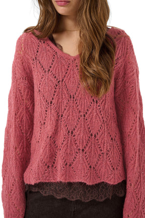 Gros plan du chandail manches longues rose à col en V montrant le tricot ajouré et l'ourlet festonné pour femme par Cream