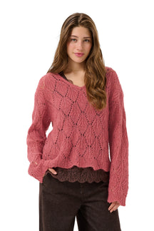 Vue de face du chandail en tricot ajouré rose, col en V, manches longues et ourlet festonné pour femme par Cream