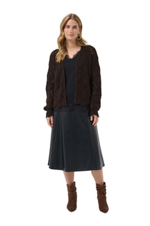 Cardigan brun foncé ajouré à devant ouvert et manches longues pour femme par Cream, vue de face sur mannequin