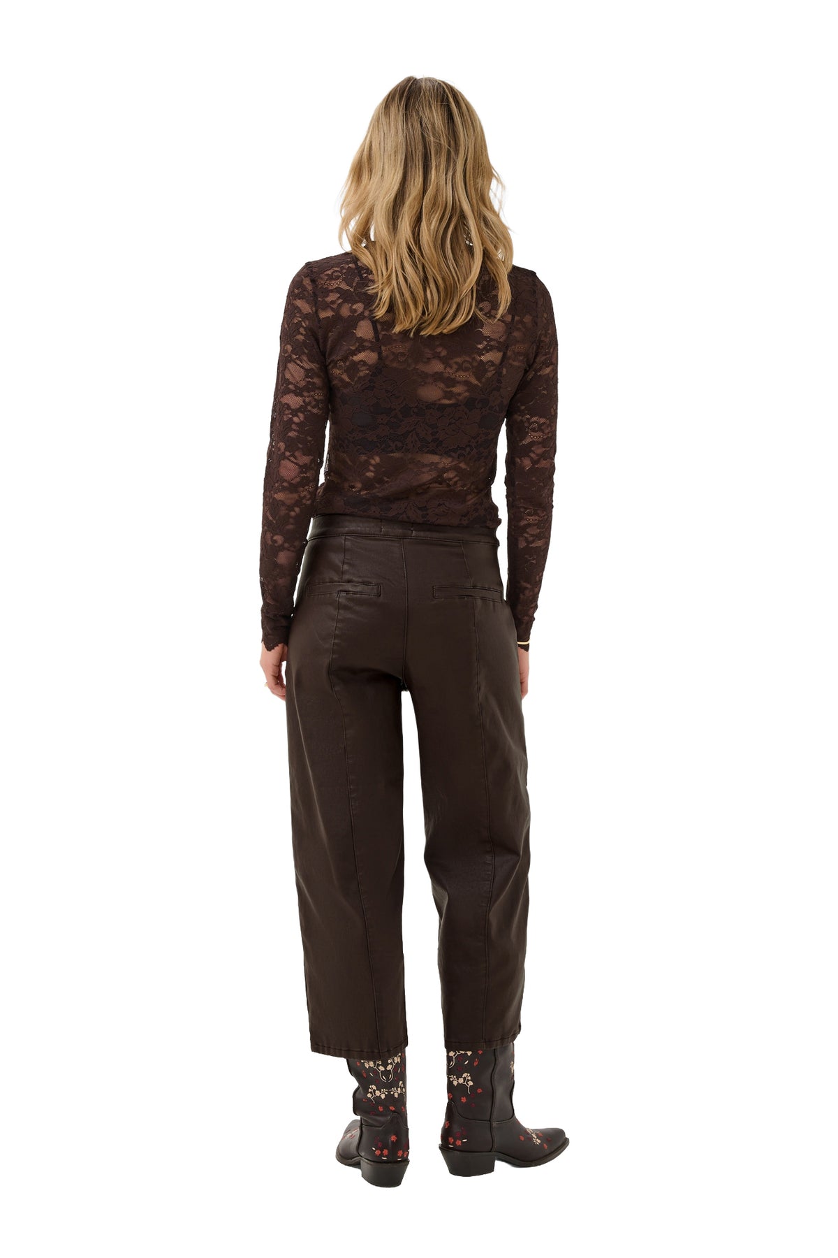 Pantalon droit brun foncé effet cuir vu de dos sur mannequin, jambe large et poches passepoilées pour femme par Cream