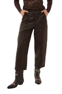 Pantalon droit brun foncé effet cuir vu de face sur mannequin, jambe large écourtée et coutures pour femme par Cream