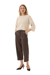 Chandail manches longues en tricot crème texturé sur mannequin, vue avant avec col rond pour femme par Cream