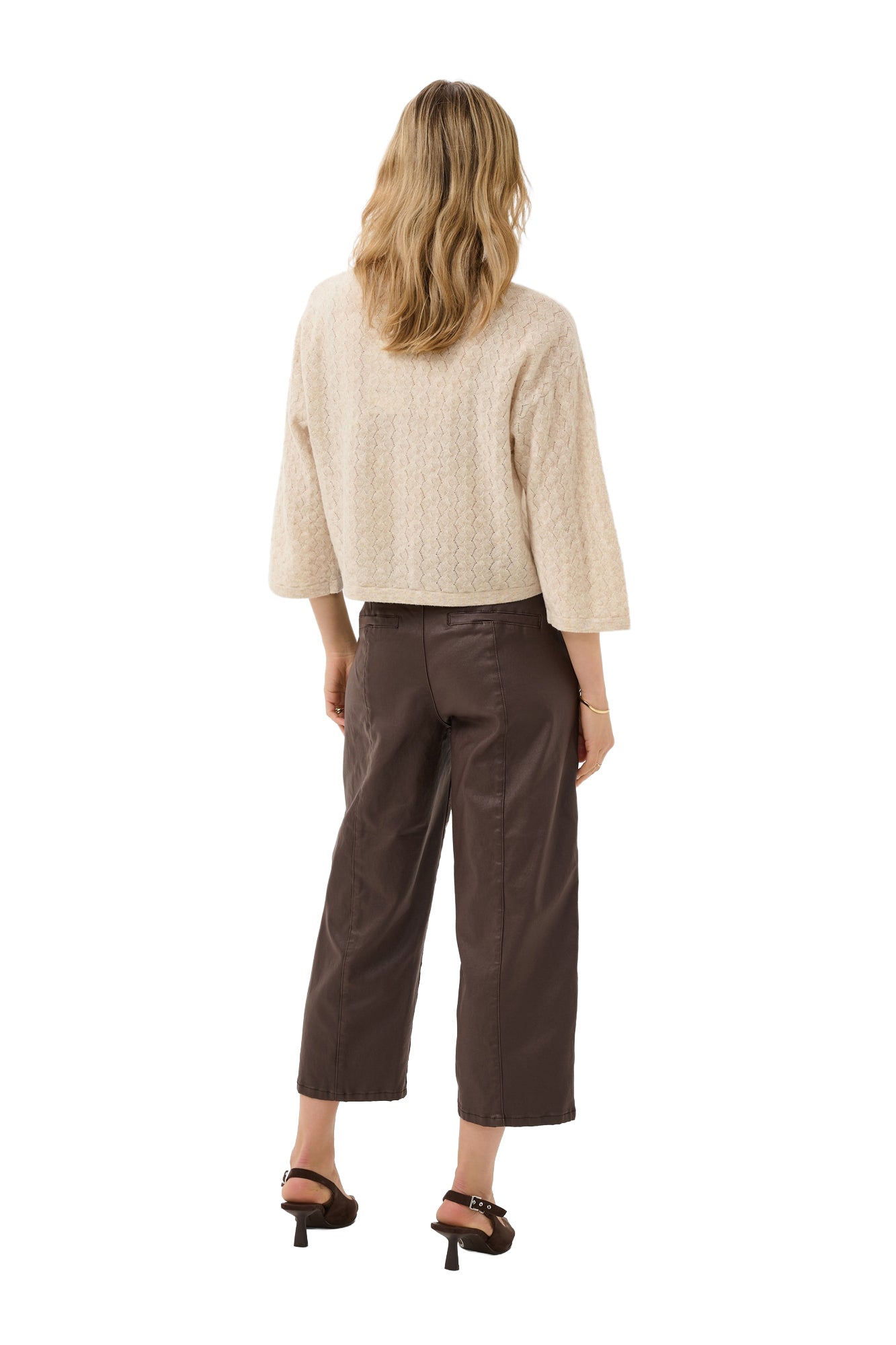Chandail manches longues en tricot crème texturé sur mannequin, vue de dos avec ourlet court pour femme par Cream