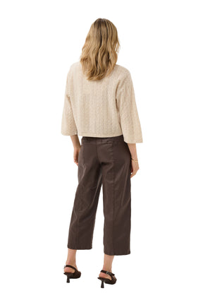 Chandail manches longues en tricot crème texturé sur mannequin, vue de dos avec ourlet court pour femme par Cream