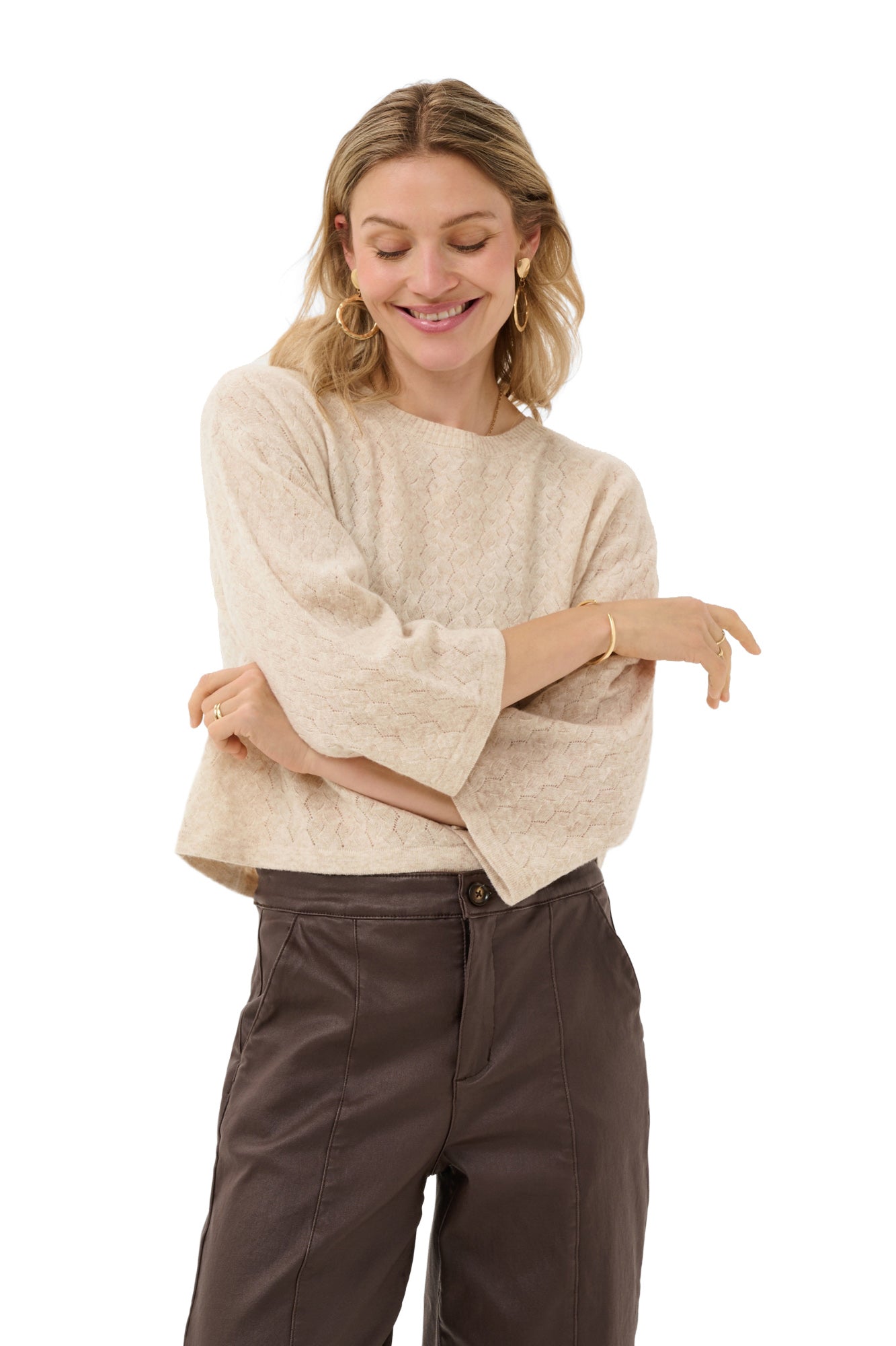 Chandail manches longues en tricot crème texturé sur mannequin, vue avant rapprochée pour femme par Cream
