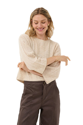 Chandail manches longues en tricot crème texturé sur mannequin, vue avant rapprochée pour femme par Cream
