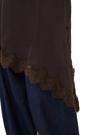 Blouse sans manches brun foncé avec ourlet asymétrique et bordure de dentelle florale pour femme par Cream, en gros plan