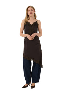 Blouse sans manches brune foncé à dentelle et ourlet asymétrique pour femme par Cream, vue de face