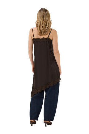 Blouse sans manches brune foncé avec dentelle et ourlet asymétrique pour femme par Cream, vue de dos