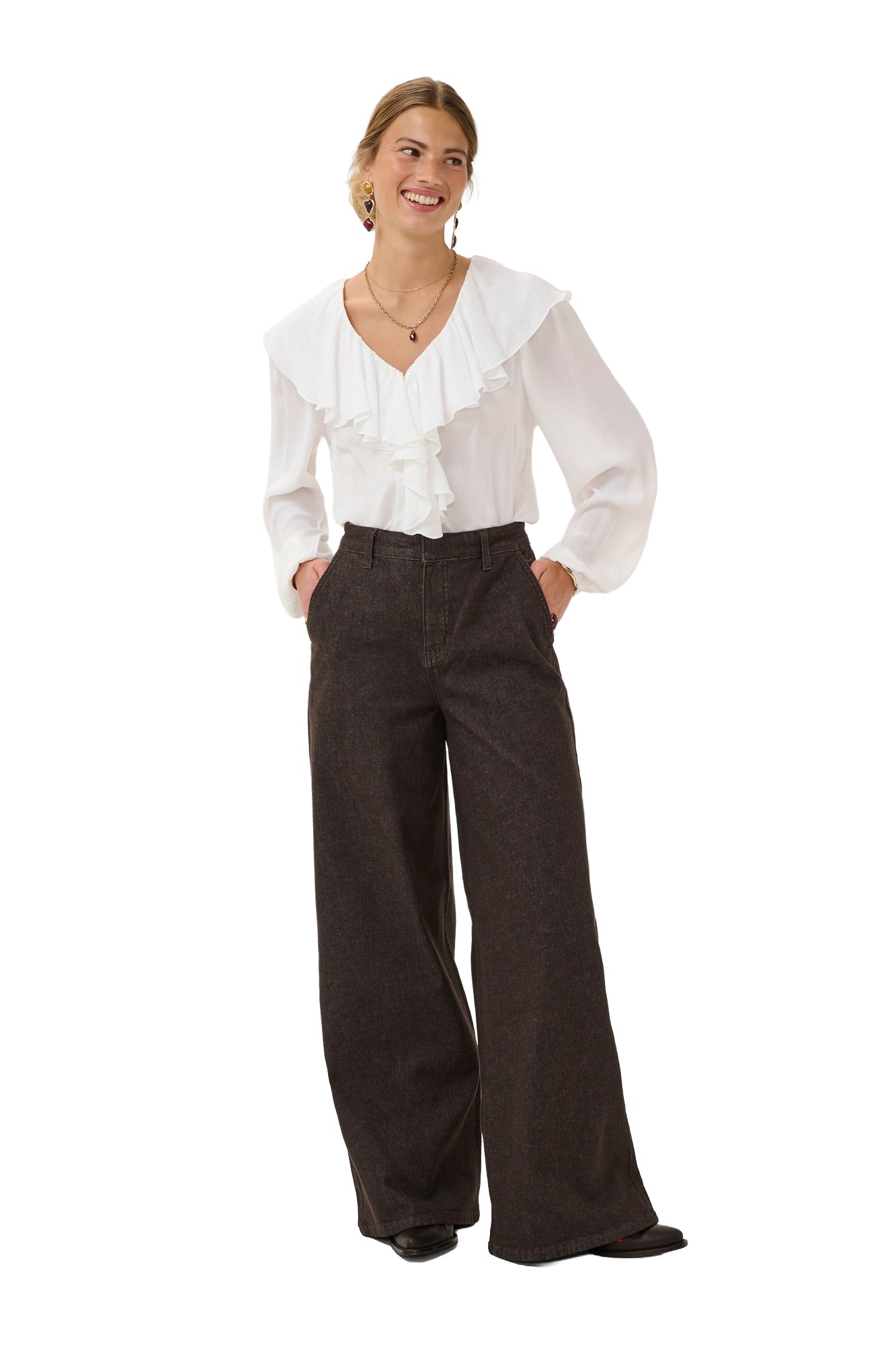 Vue de face en angle d’une pantalon à jambe large large brun foncé taille haute avec poches obliques pour femme par Cream