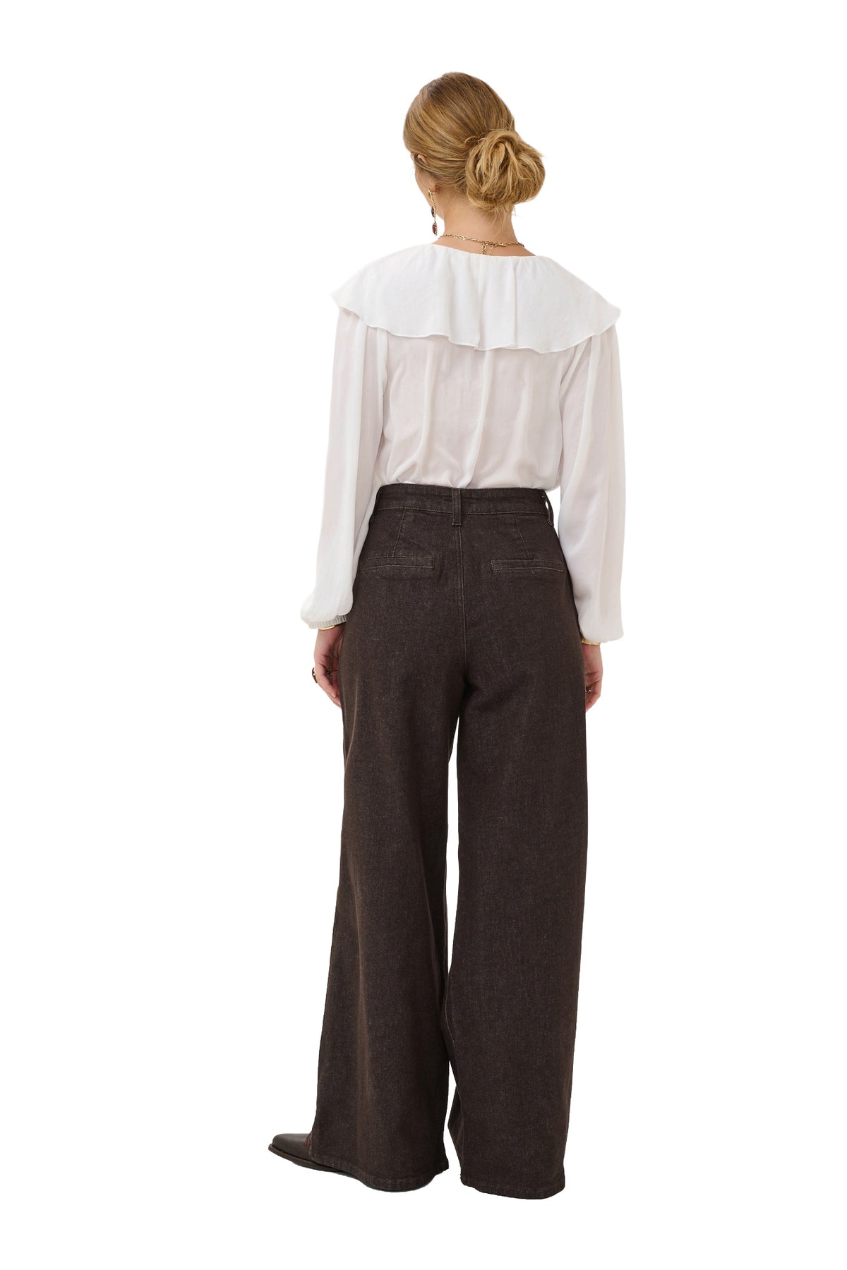 Vue arrière sur mannequin d’une pantalon à jambe large large brun foncé avec poches passepoilées pour femme par Cream