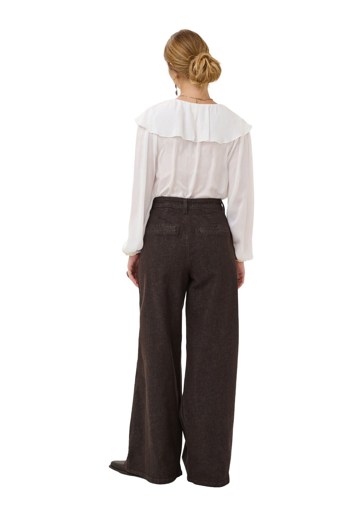 Vue arrière sur mannequin d’une pantalon à jambe large large brun foncé avec poches passepoilées pour femme par Cream
