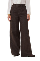 Pantalon à jambe large large brun foncé aspect cuir avec passants et braguette pour femme par Cream, vue de face