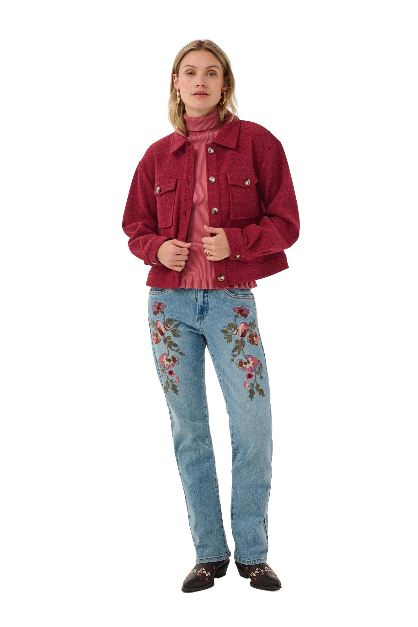 Surchemise courte bourgogne sur mannequin, vue de face pleine longueur avec boutons et poches à rabat pour femme par Cream