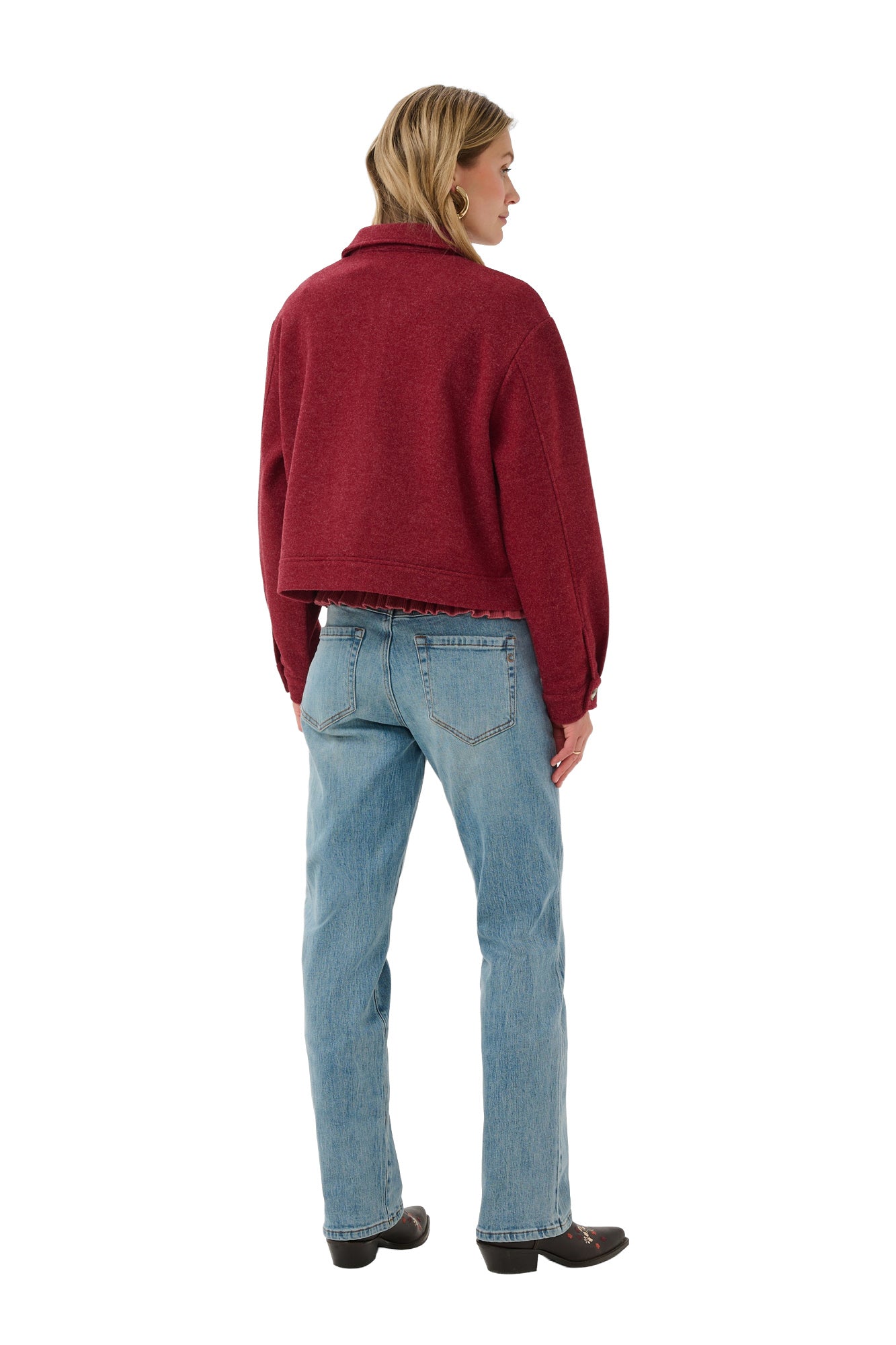 Surchemise courte bourgogne sur mannequin, vue de dos avec dos uni, col et manches longues pour femme par Cream