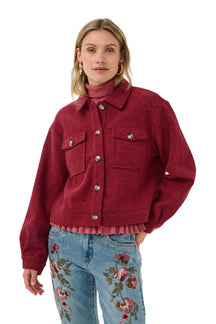Surchemise courte bourgogne sur mannequin, vue de face avec col chemise, boutons et poches à rabat pour femme par Cream