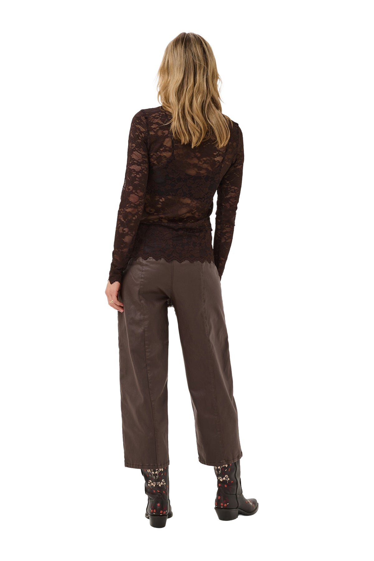 Blouse en dentelle florale brun foncé à manches longues pour femme par Cream, vue de dos sur mannequin