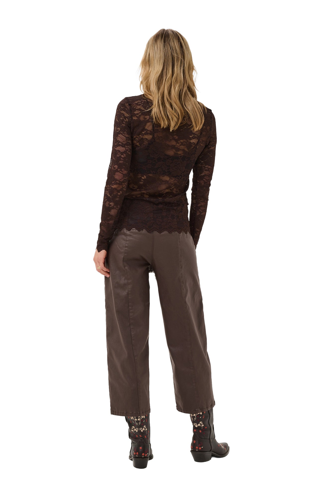 Blouse en dentelle florale brun foncé à manches longues pour femme par Cream, vue de dos sur mannequin