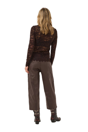 Blouse en dentelle florale brun foncé à manches longues pour femme par Cream, vue de dos sur mannequin
