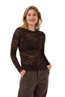 Blouse en dentelle florale brun foncé à manches longues pour femme par Cream, vue avant sur mannequin