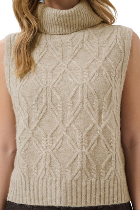 Gros plan de la veste col roulé avoine montrant tricot torsadé en relief et col côtelé pour femme par Cream