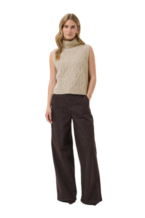 Vue de face plein pied de la veste sans manches avoine à motif torsadé en relief pour femme par Cream