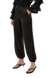 Pantalon jogger noir satiné avec poche latérale et ourlets élastiques pour femme par Cream, vue de face