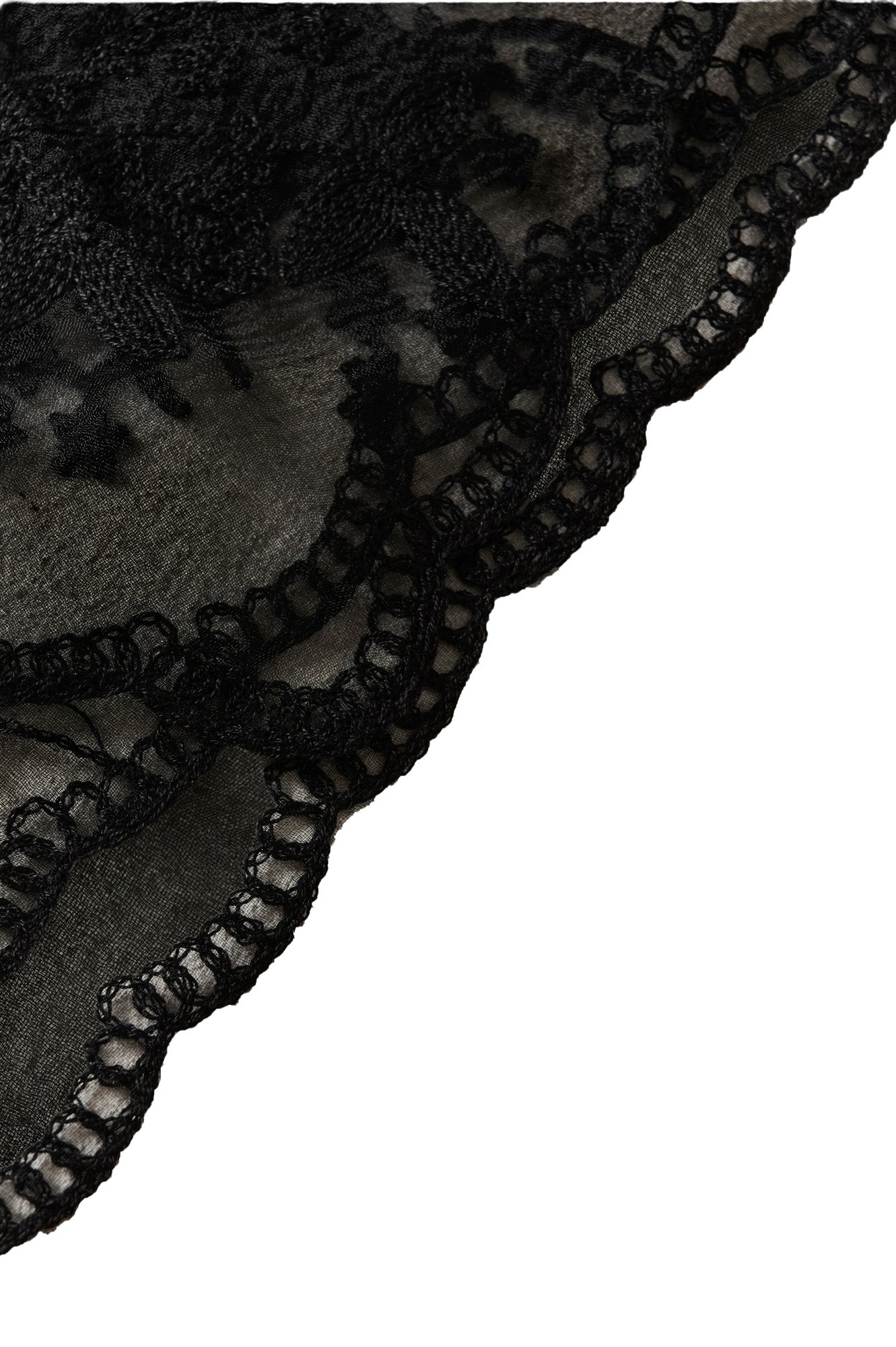 Détail du foulard noir transparent avec broderie florale et bordure festonnée pour femme par Cream