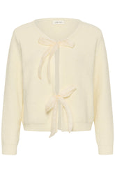 Cardigan en tricot ivoire, vue de devant, avec deux attaches nouées et bords côtelés, vue produit pour femme par Cream