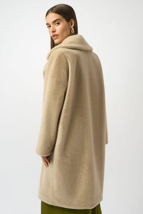 Manteau d'hiver velue pour femme par Joseph Ribkoff | 243902F25 Amande | Boutique Vvög, vêtements mode pour homme et femme
