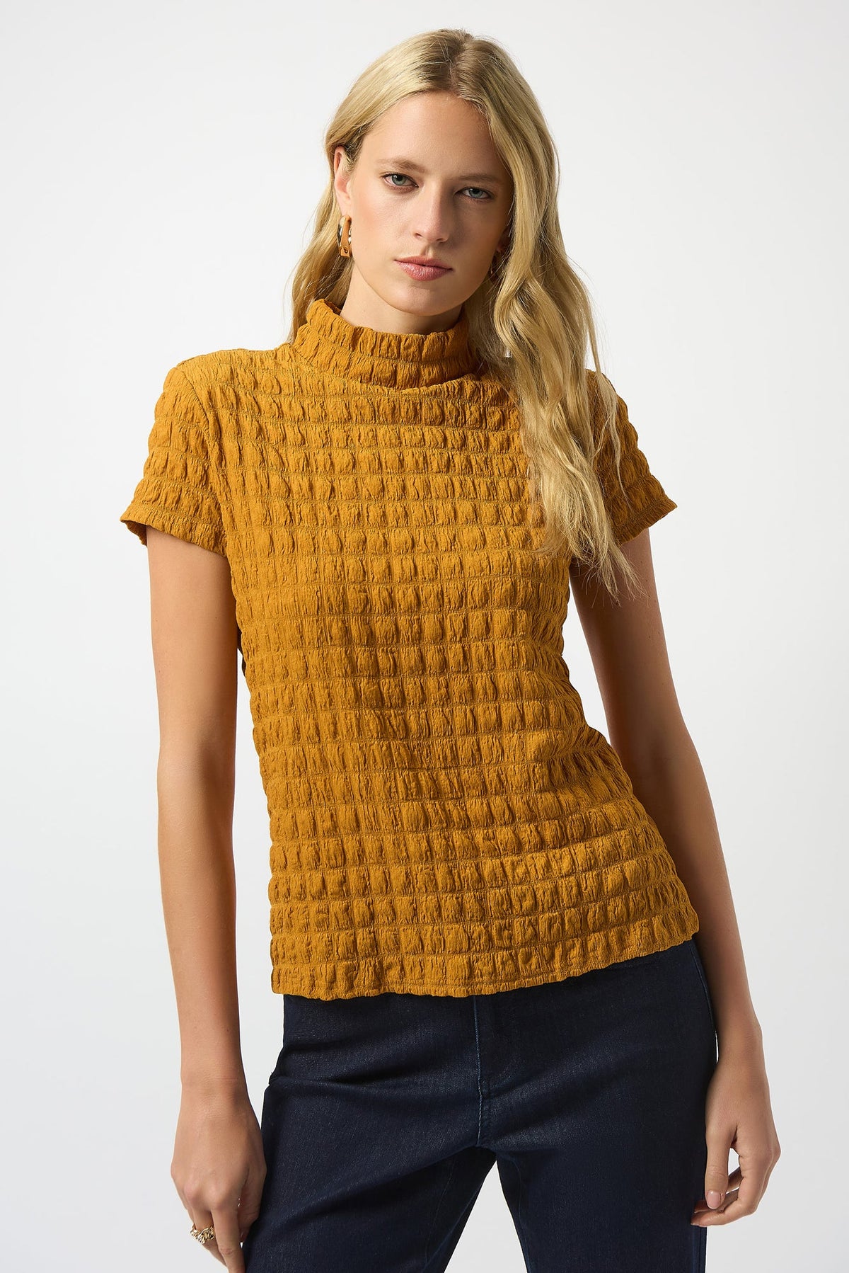 Chandail manches courtes pour femme par Joseph Ribkoff | 253256 Medallion | Boutique Vvög, vêtements mode pour homme et femme