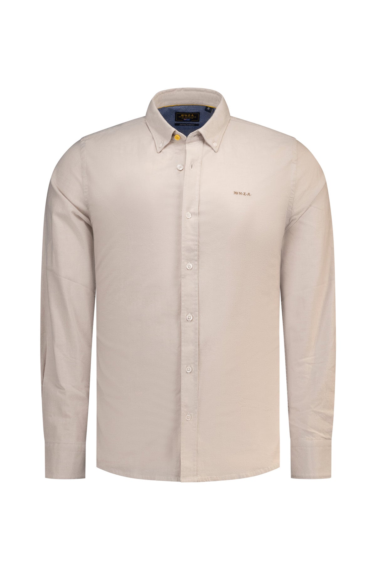 Chemise boutonnée beige pâle à manches longues, vue avant avec logo et intérieur de col contrastant pour homme par NZA