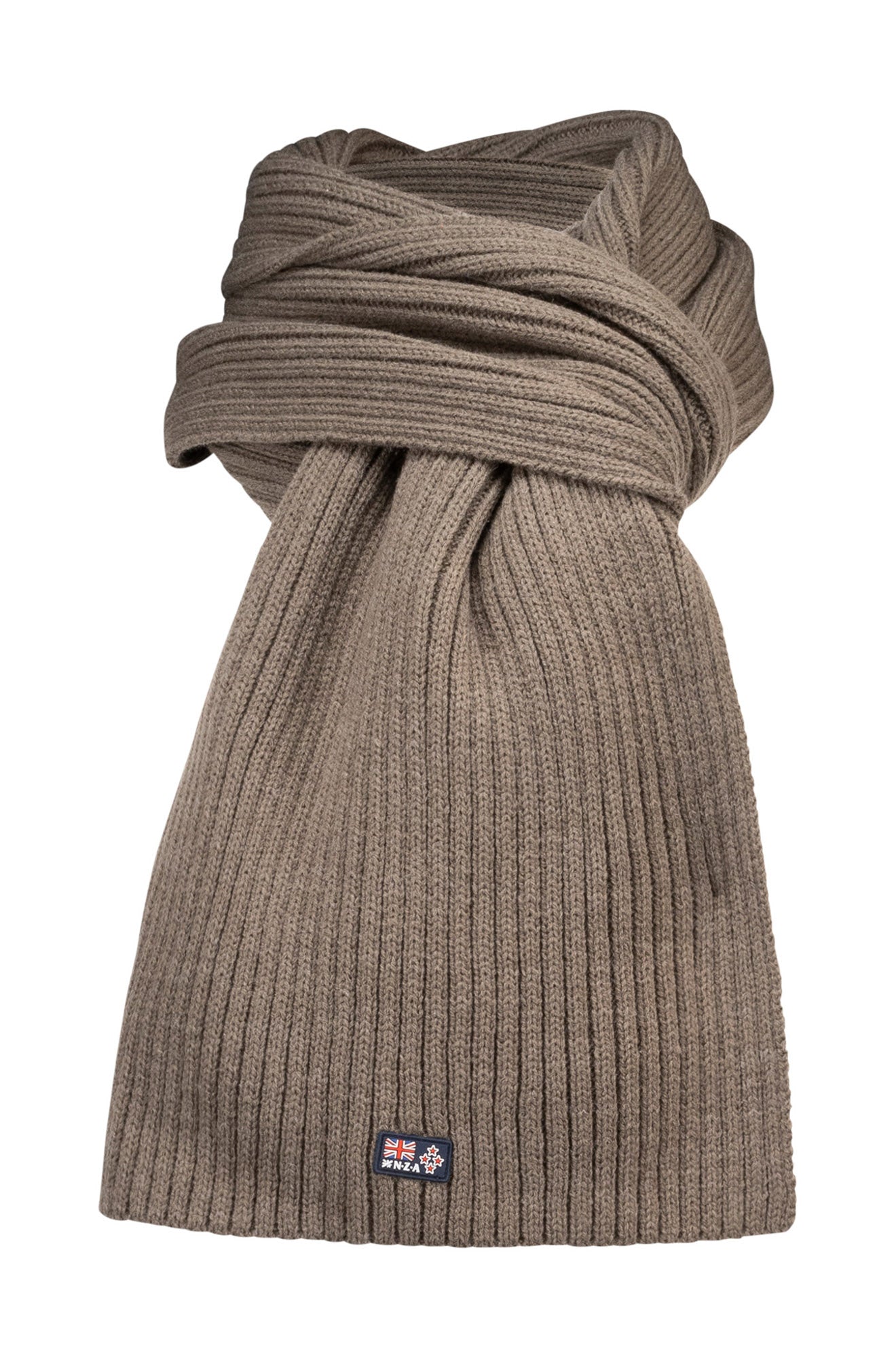 Foulard tricoté côtelé brun taupe montré en boucle, avec petite écusson NZA près du bout, vue produit pour homme