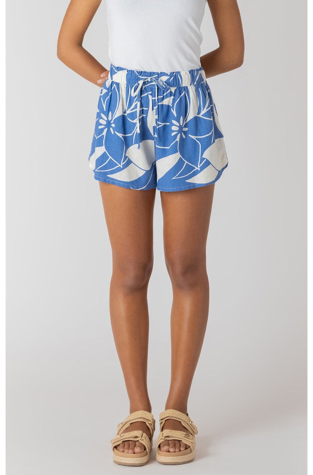 Short pour femme par Room 34 | 2722718 DG Floral Azur | Boutique Vvög, vêtements mode pour homme et femme