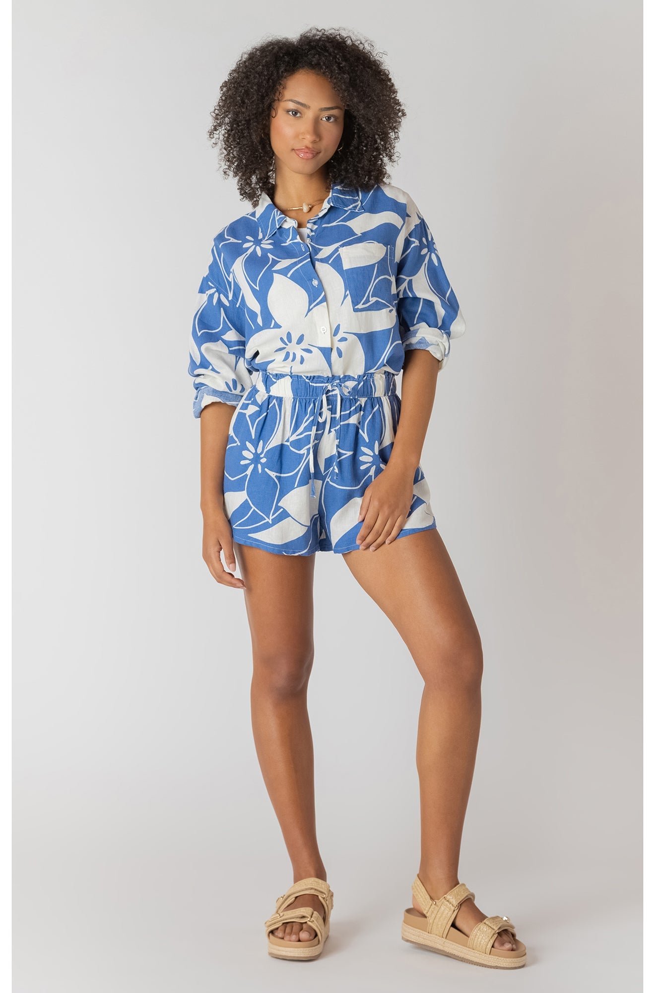 Short pour femme par Room 34 | 2722718 DG Floral Azur | Boutique Vvög, vêtements mode pour homme et femme