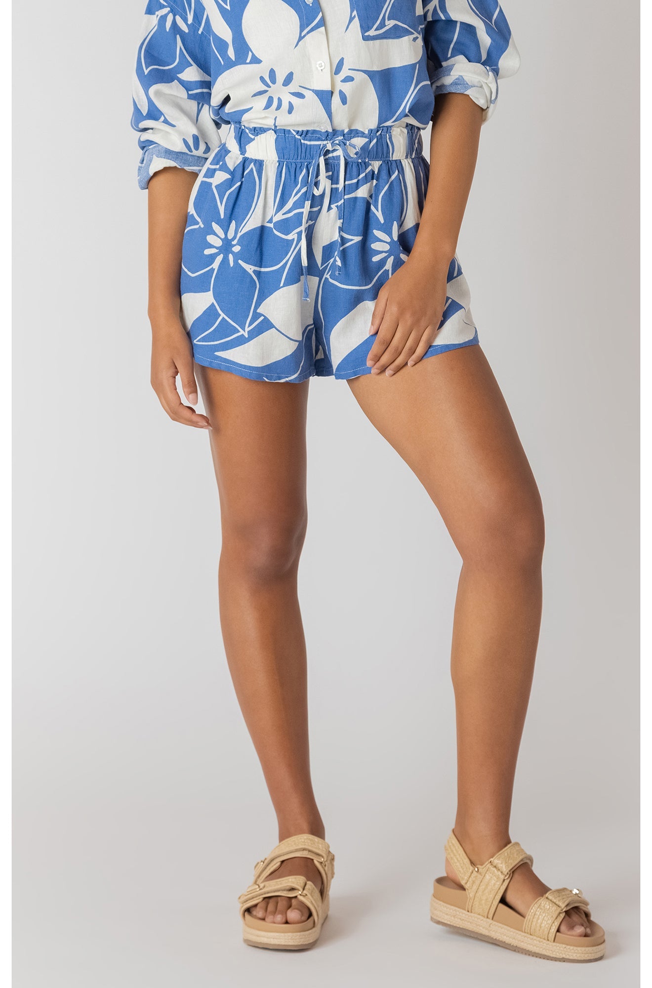 Short pour femme par Room 34 | 2722718 DG Floral Azur | Boutique Vvög, vêtements mode pour homme et femme