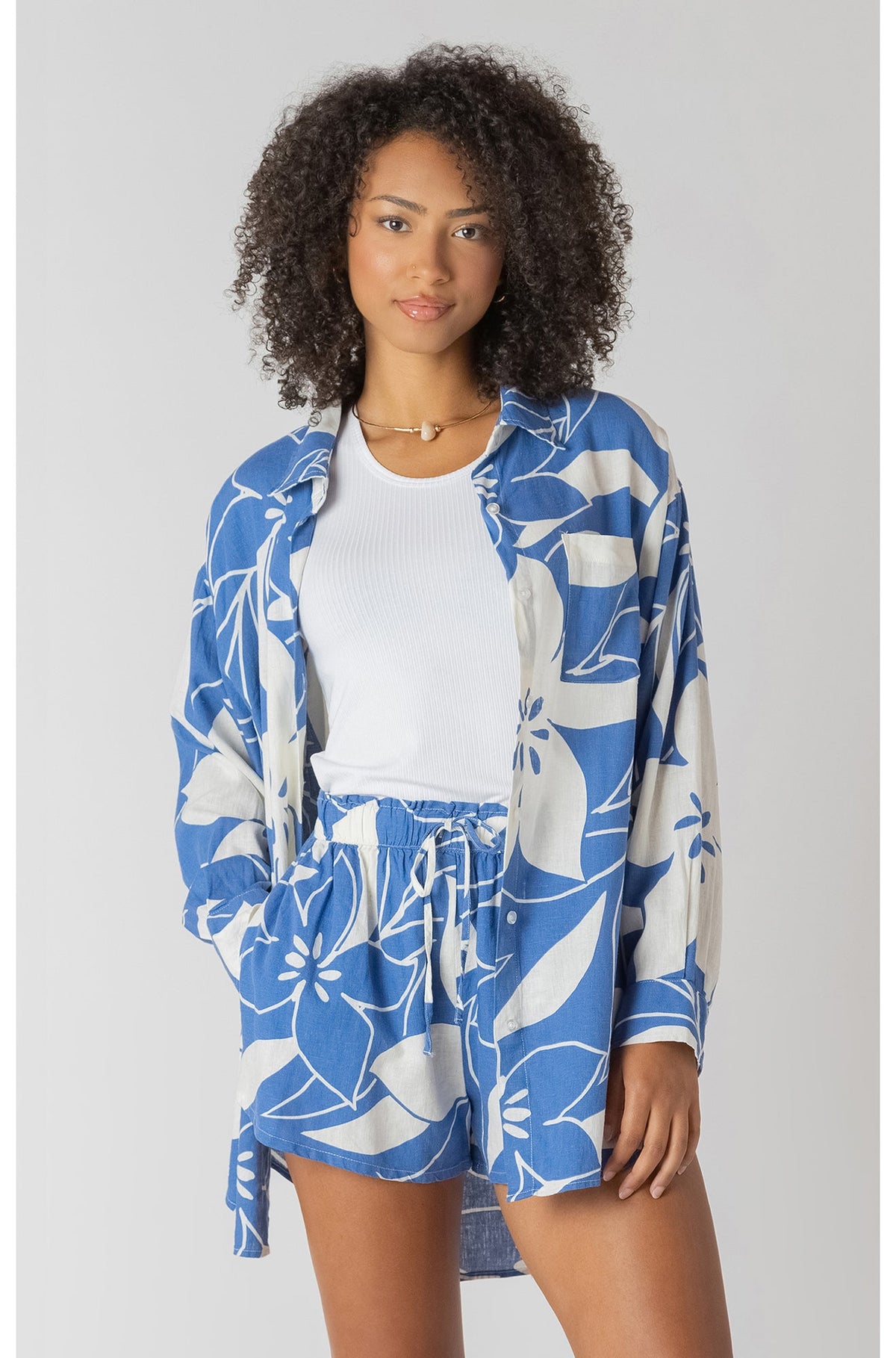 Blouse pour femme par Room 34 | 2723505 DG Floral Azur | Boutique Vvög, vêtements mode pour homme et femme