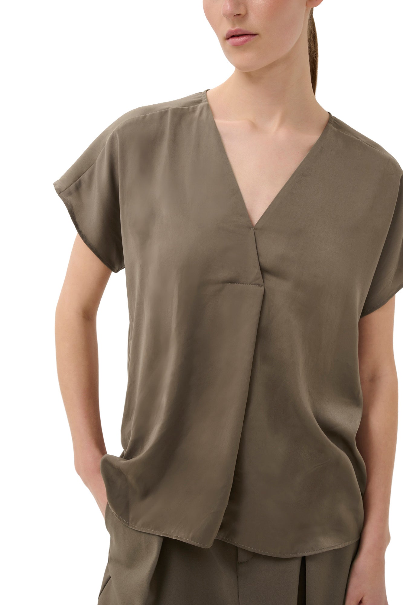 Blouse manches courtes brun olive à col en V, panneau drapé et manches courtes pour femme par InWear, vue rapprochée avant