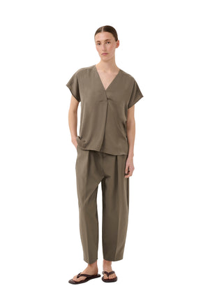 Blouse manches courtes brun olive, vue de face sur mannequin pour femme par InWear