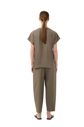 Blouse manches courtes brun olive, vue de dos sur mannequin pour femme par InWear