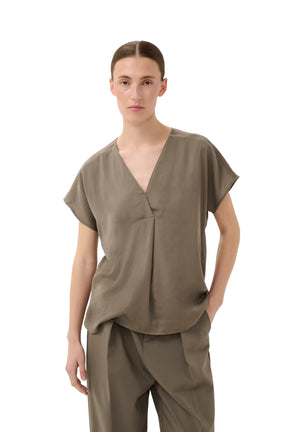 Blouse manches courtes brun olive, vue de face sur mannequin pour femme par InWear
